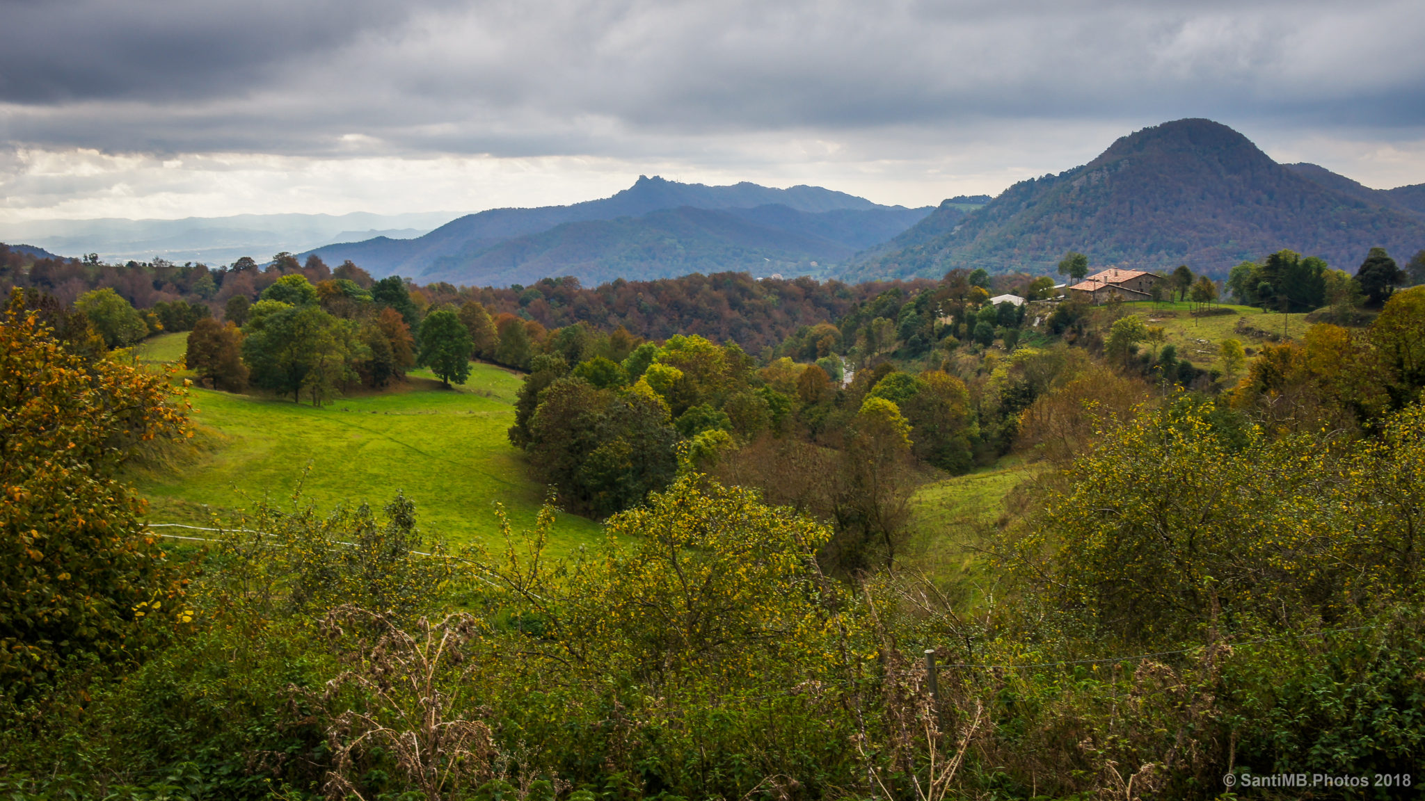 El Bisaura en otoño desde Ciuret de Vidrà. Al fondo el Bellmunt.